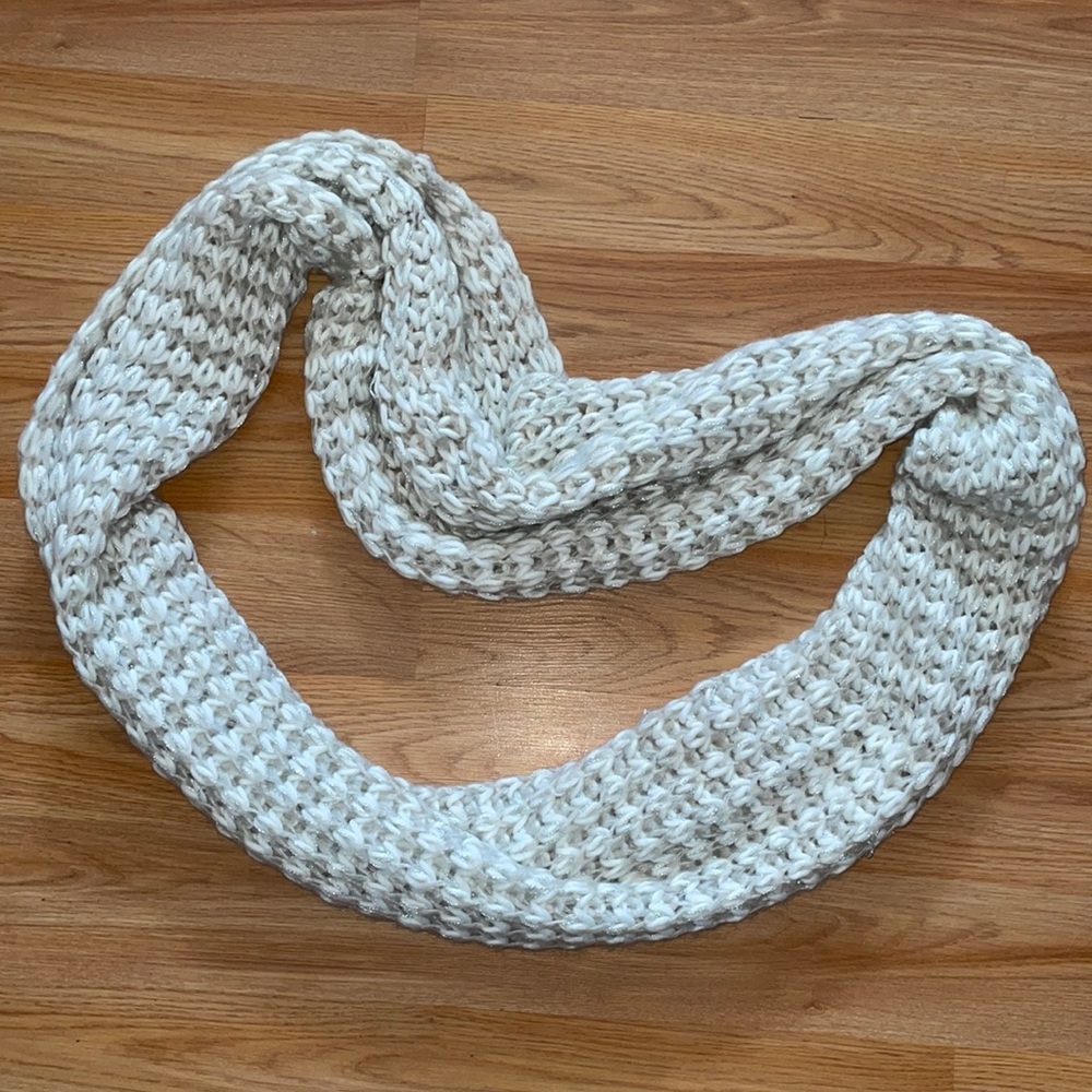 Knitted yarn infinity scarf. White and silver.